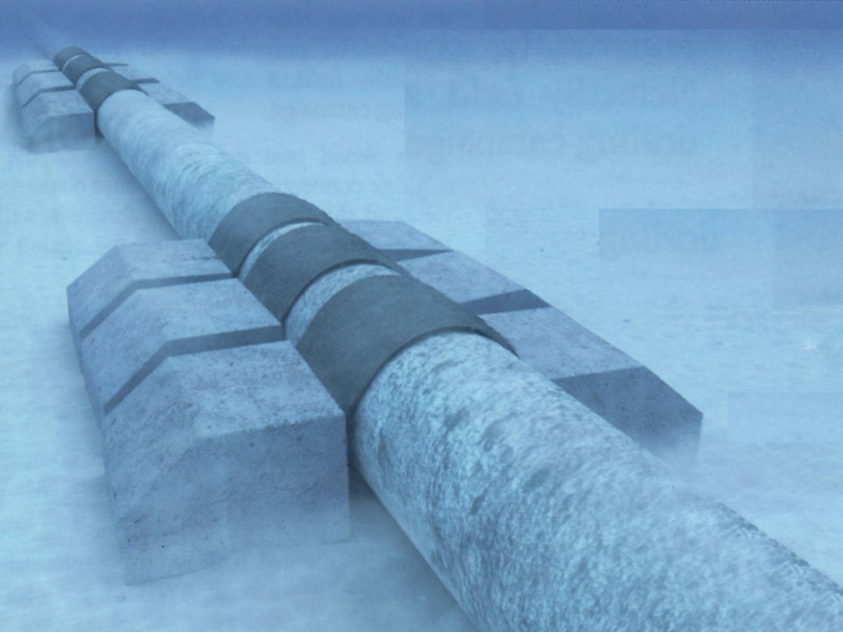 A pipeline is underwater with the Flexmat holding the pipeline down to the sea bed